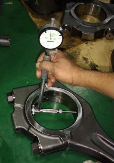 Dial indicator measurement of connecting rod big-end bearing bore